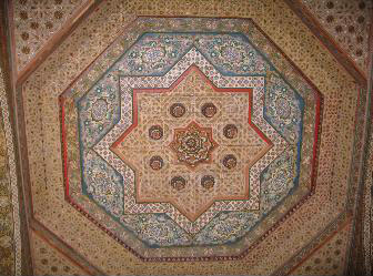 <바히아 궁을 장식하고 있는 천정 문양>